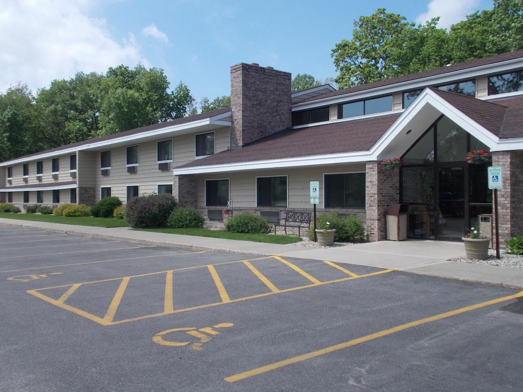 Boarders Inn And Suites By Cobblestone Hotels - Ripon Exteriör bild