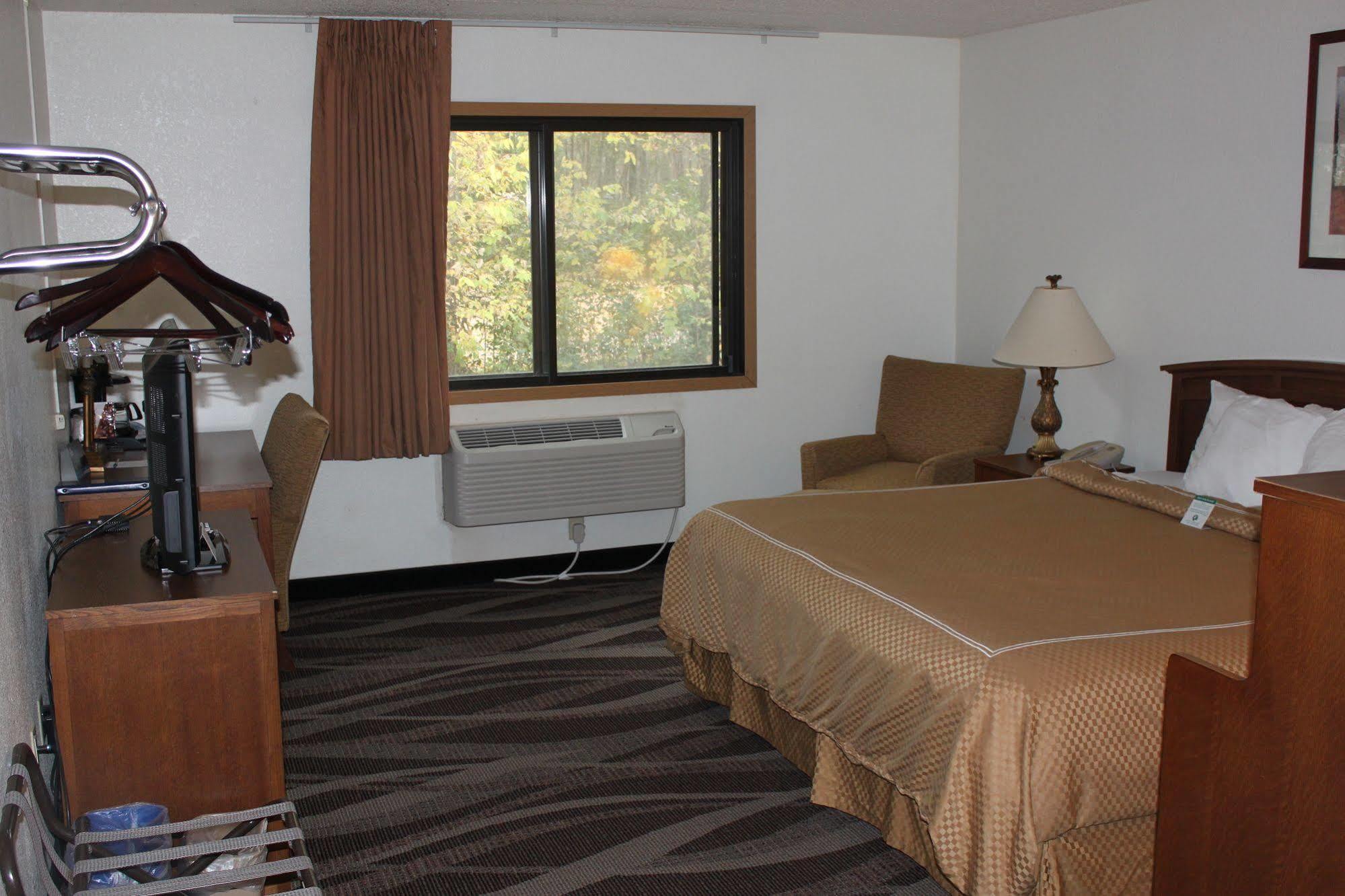 Boarders Inn And Suites By Cobblestone Hotels - Ripon Exteriör bild