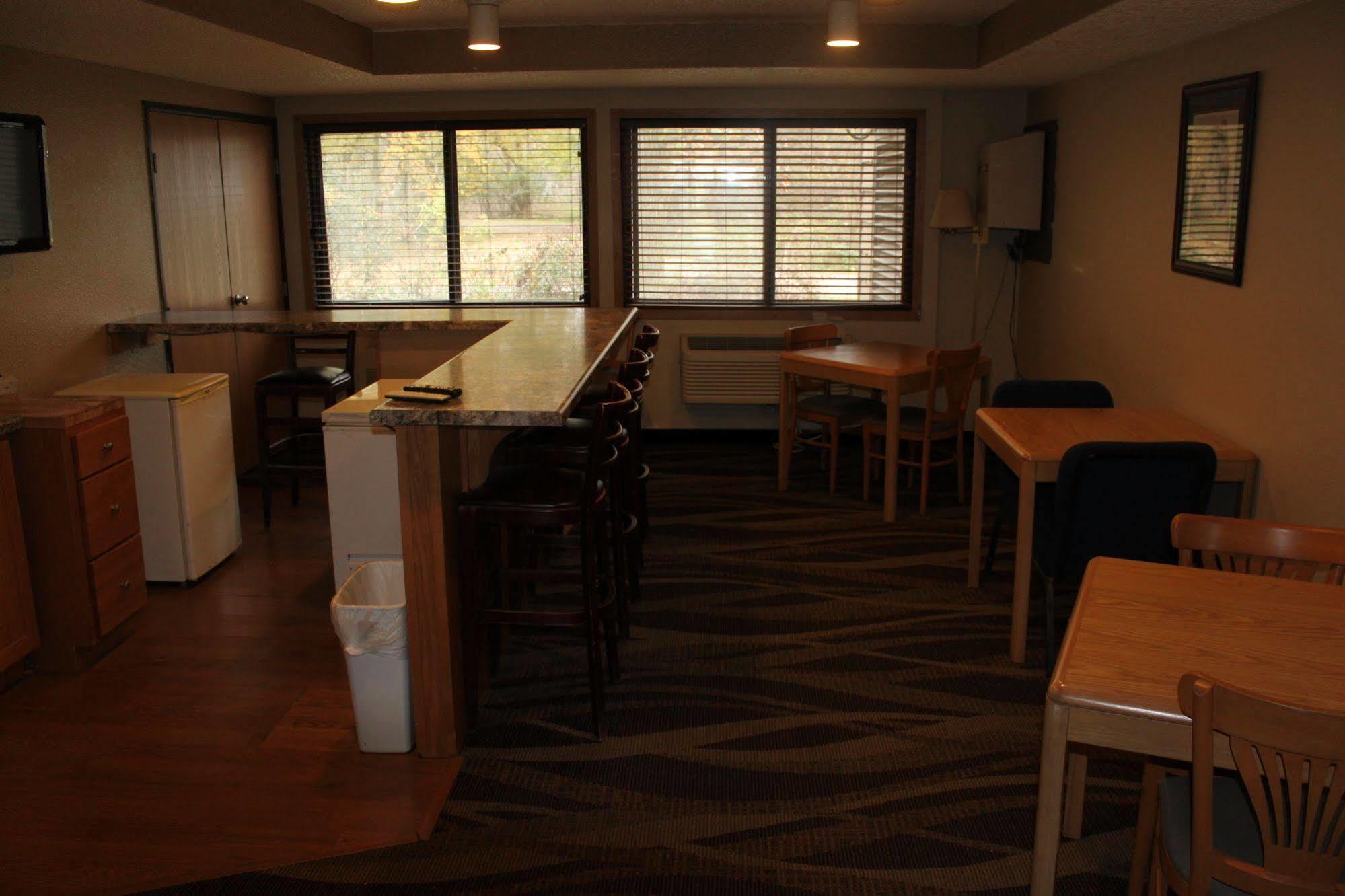 Boarders Inn And Suites By Cobblestone Hotels - Ripon Exteriör bild