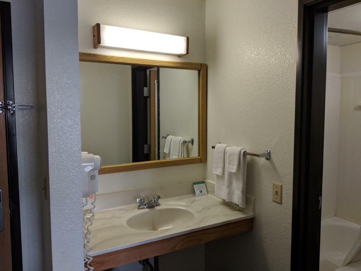 Boarders Inn And Suites By Cobblestone Hotels - Ripon Exteriör bild