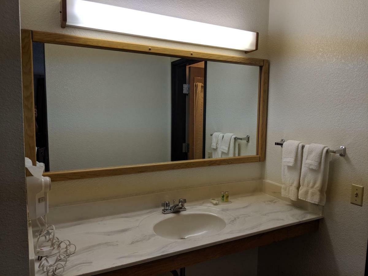 Boarders Inn And Suites By Cobblestone Hotels - Ripon Exteriör bild